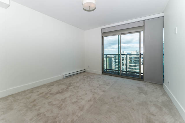 Spacious penthouse living room with large sliding doors and city view. - 3205 - 928 Richards St, Vancouver Downtown