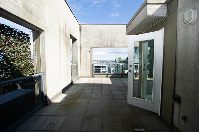 Furnished penthouse patio with city view and modern concrete design. - 3205 - 928 Richards St, Vancouver Downtown