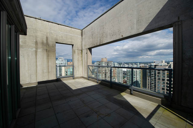 Spacious penthouse with large windows offering stunning city views. - 3205 - 928 Richards St, Vancouver Downtown