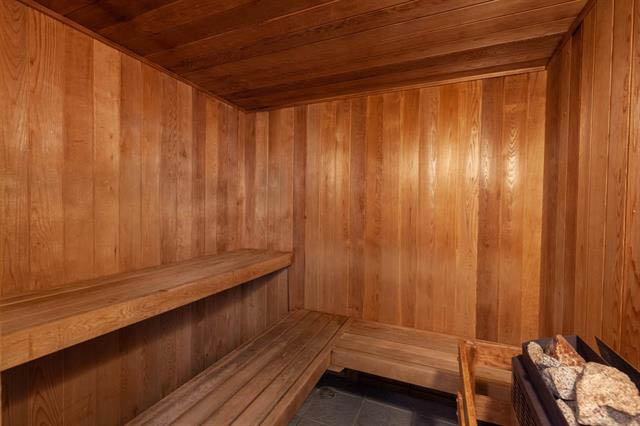 Spacious, cozy penthouse den with wooden walls and bench seating. - 3205 - 928 Richards St, Vancouver Downtown