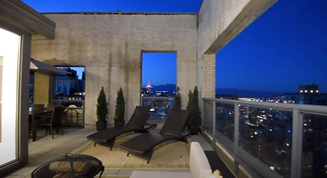 Furnished penthouse with a stunning city view and modern lounge furniture. - 3205 - 928 Richards St, Vancouver Downtown