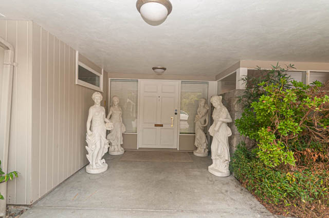 Furnished living room with statues and plants, cozy and inviting. - 669 Eyremount Drive, West Vancouver
