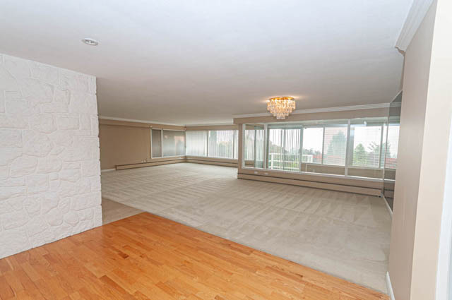 Spacious living room with hardwood floors and large windows. - 669 Eyremount Drive, West Vancouver