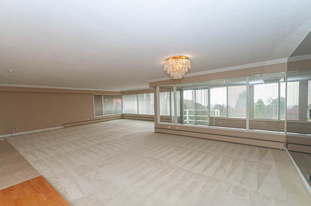 Spacious living room with large windows and hardwood floors. - 669 Eyremount Drive, West Vancouver