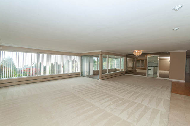 Spacious living room with large windows, hardwood floors, and a city view. - 669 Eyremount Drive, West Vancouver