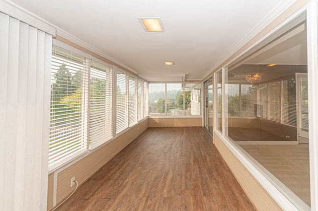 Bright sunroom with hardwood floors and a city view. - 669 Eyremount Drive, West Vancouver