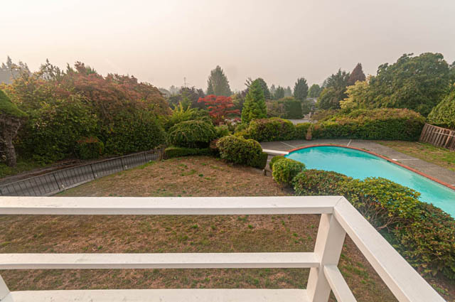 Spacious backyard with a pool and lush greenery. - 669 Eyremount Drive, West Vancouver