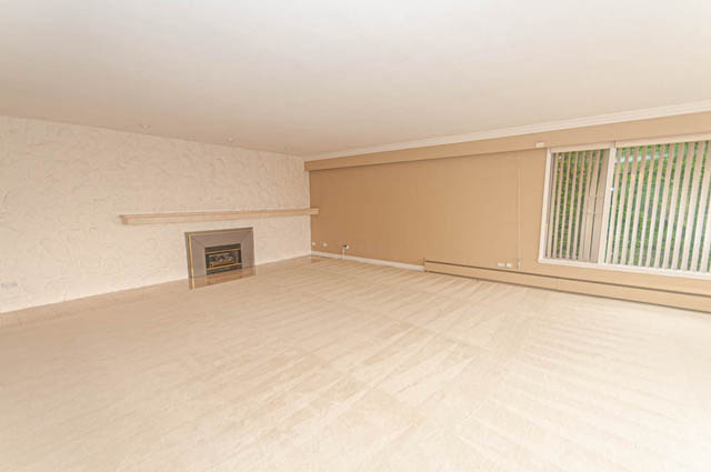 Bright living room with hardwood floors and sliding glass doors leading to a patio. - 669 Eyremount Drive, West Vancouver