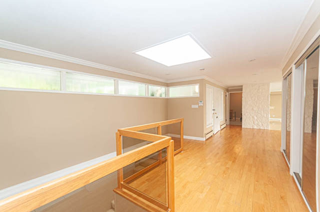Bright living room with hardwood floors and large windows. - 669 Eyremount Drive, West Vancouver