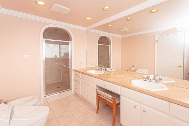 Bright bathroom with wooden countertops and a large mirror. - 669 Eyremount Drive, West Vancouver