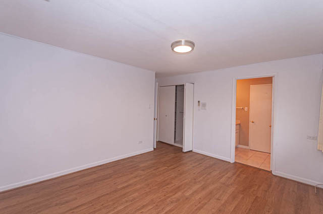 Bright living room with hardwood floors and a ceiling light. - 669 Eyremount Drive, West Vancouver