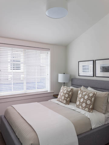 Spacious bedroom with modern furnishings and large windows. - 3170 Burrard St, Vancouver West Side