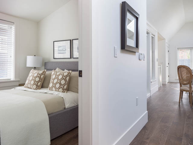 Bright bedroom with cozy bedding, hardwood floors, and a modern decor. - 3170 Burrard St, Vancouver West Side