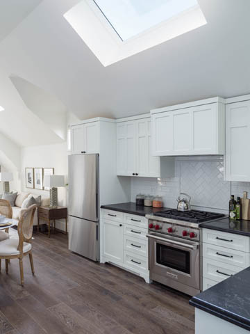 Bright kitchen with white cabinets, stainless steel appliances, and hardwood floors. - 3170 Burrard St, Vancouver West Side
