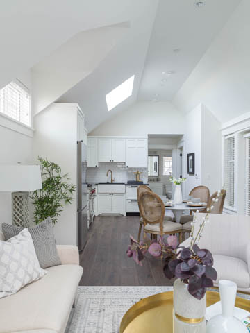Bright living room with hardwood floors and modern furnishings. - 3170 Burrard St, Vancouver West Side