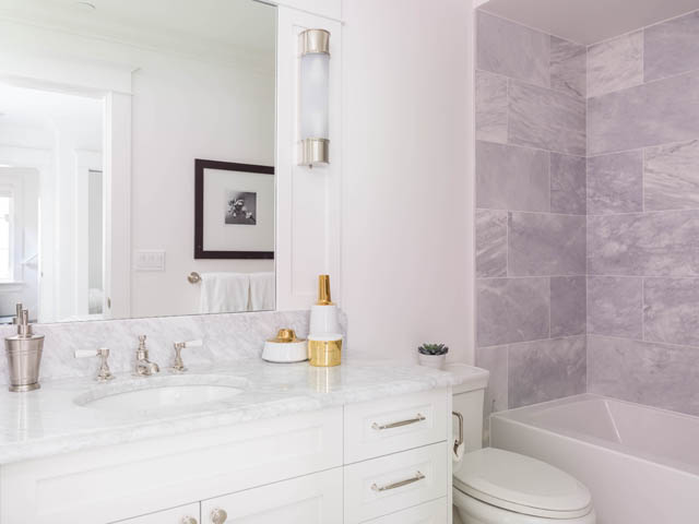 Spacious bathroom with marble countertops and modern fixtures. - 3170 Burrard St, Vancouver West Side