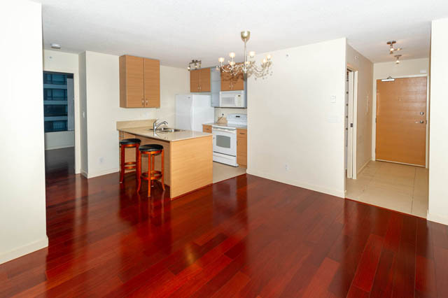 Bright kitchen with hardwood floors and a city view. - 1602 - 977 Mainland Street, Vancouver Downtown