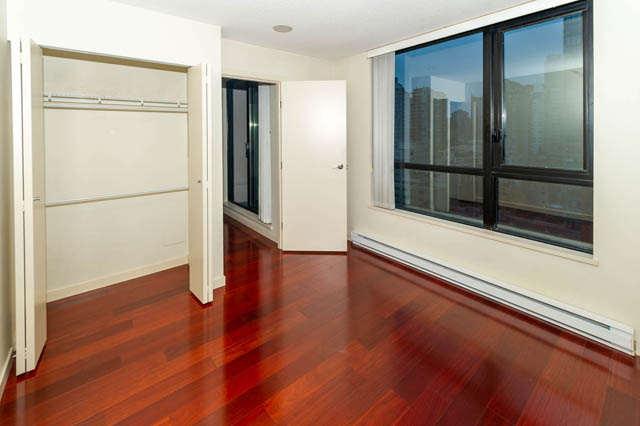 Bright living room with hardwood floors and city view. - 1602 - 977 Mainland Street, Vancouver Downtown
