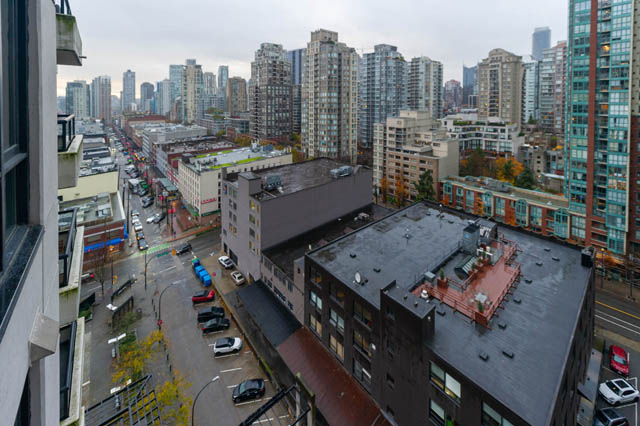 Furnished 1-bedroom condo with stunning city view from the balcony. - 1602 - 977 Mainland Street, Vancouver Downtown