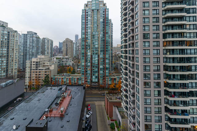 Furnished 1-bedroom condo with city view and modern decor. - 1602 - 977 Mainland Street, Vancouver Downtown