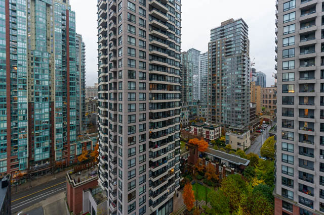 Furnished 1-bedroom condo with city view and modern design. - 1602 - 977 Mainland Street, Vancouver Downtown