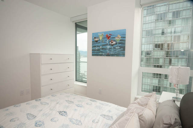 Bright bedroom with city view and modern decor. - 1803 - 620 Cardero Street, Vancouver Downtown