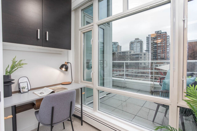 Bright home office with large windows offering a stunning city view and modern furnishings. - THA - 1199 Marinaside Cres, Vancouver Downtown