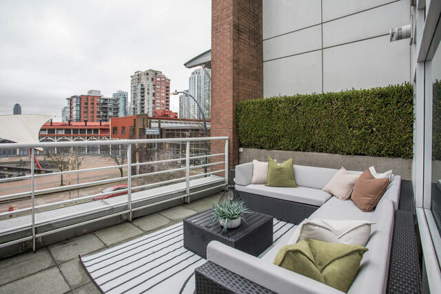 Furnished rooftop lounge with modern furniture, city views, and a cozy ambiance. - THA - 1199 Marinaside Cres, Vancouver Downtown