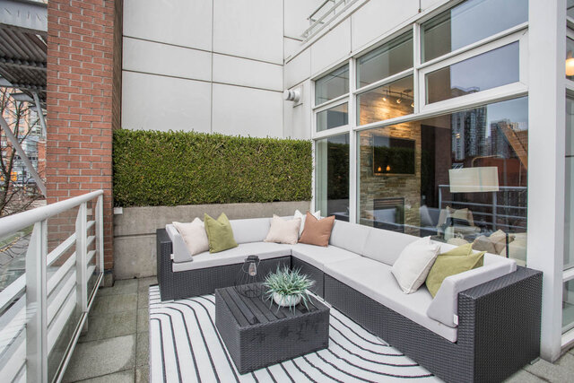Spacious rooftop lounge with modern furniture, greenery, and city views. - THA - 1199 Marinaside Cres, Vancouver Downtown