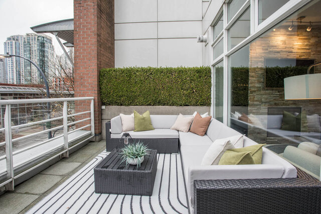Spacious rooftop lounge with modern furniture, greenery, and city views. - THA - 1199 Marinaside Cres, Vancouver Downtown