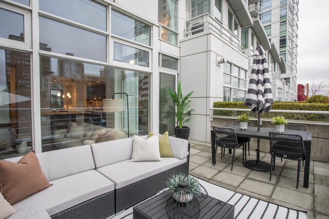 Spacious rooftop lounge with modern furniture, city view, and outdoor dining area. - THA - 1199 Marinaside Cres, Vancouver Downtown