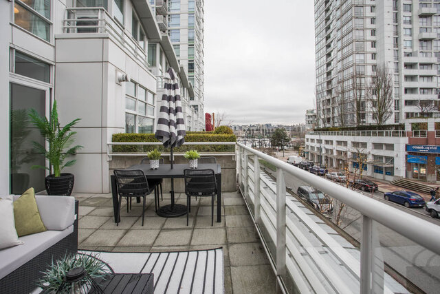 Spacious balcony with modern furniture, city views, and a cozy seating area. - THA - 1199 Marinaside Cres, Vancouver Downtown