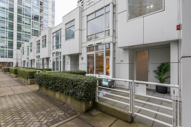 Spacious 3-bedroom + den townhouse with modern furnishings and a cozy balcony. - THA - 1199 Marinaside Cres, Vancouver Downtown