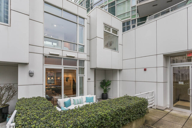 Spacious living room with cozy outdoor seating and lush greenery. - THA - 1199 Marinaside Cres, Vancouver Downtown