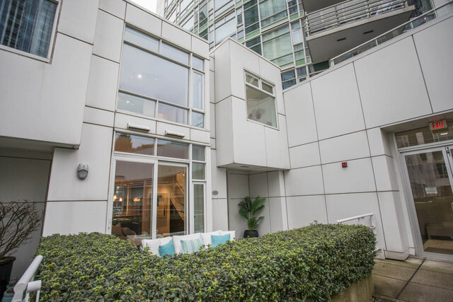 Spacious patio with lush greenery and modern furnishings, perfect for relaxation. - THA - 1199 Marinaside Cres, Vancouver Downtown