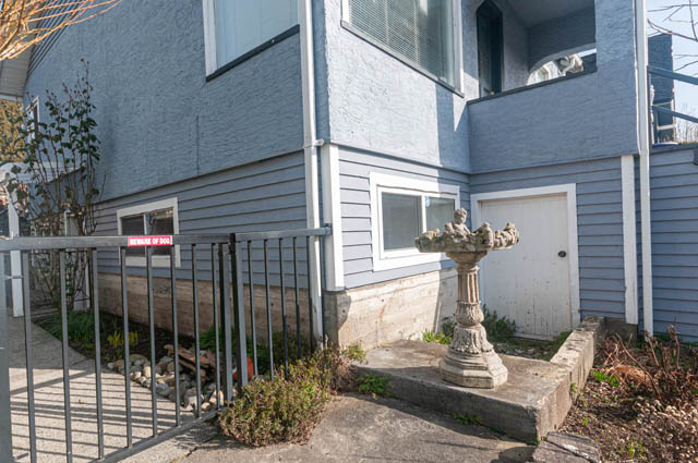 Furnished 1-bedroom + den suite with stone steps and garden view. - Suite - 522 5th St E, North Vancouver