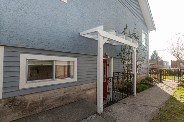Furnished 1-bedroom + den suite with cozy patio and modern exterior. - Suite - 522 5th St E, North Vancouver