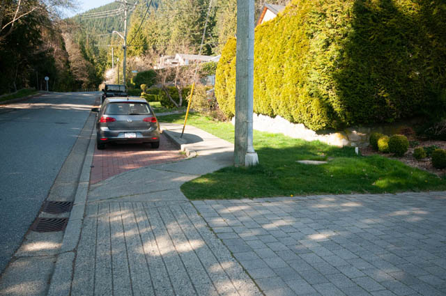 Bright outdoor patio with brick paving and lush greenery. - Suite - 4796 Skyline Dr, North Vancouver