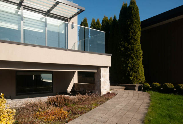 Furnished balcony with modern glass railings and stone flooring. - Suite - 4796 Skyline Dr, North Vancouver