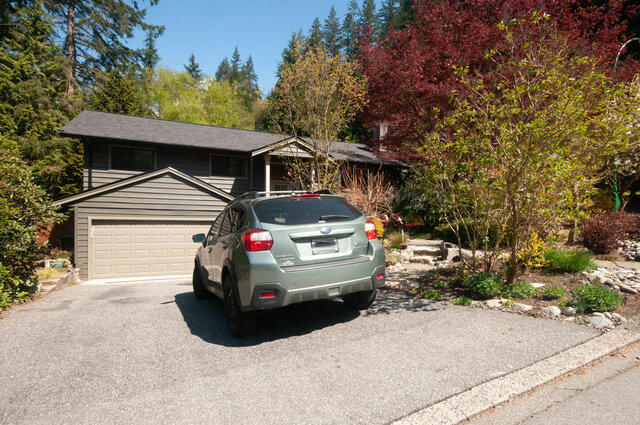Spacious living room with cozy furniture and a view of lush greenery. - Upper - 2352 Riverbank Pl, North Vancouver