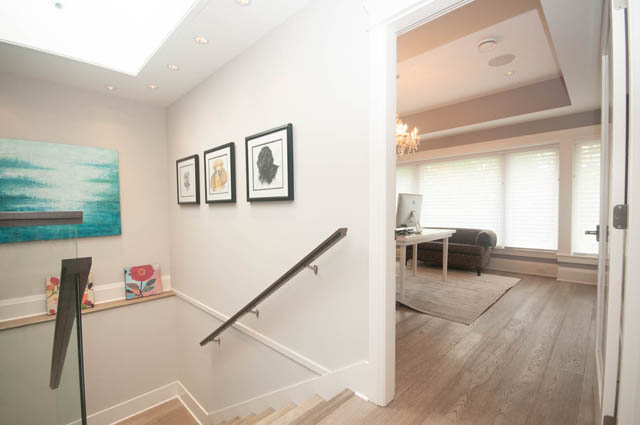 Bright living room with hardwood floors and modern decor. - Upper - 876 48th Ave, Vancouver West Side