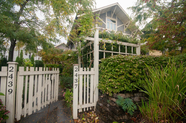 Cozy front yard with white picket fence and lush greenery. - 2437 West 5th Ave, Vancouver West Side
