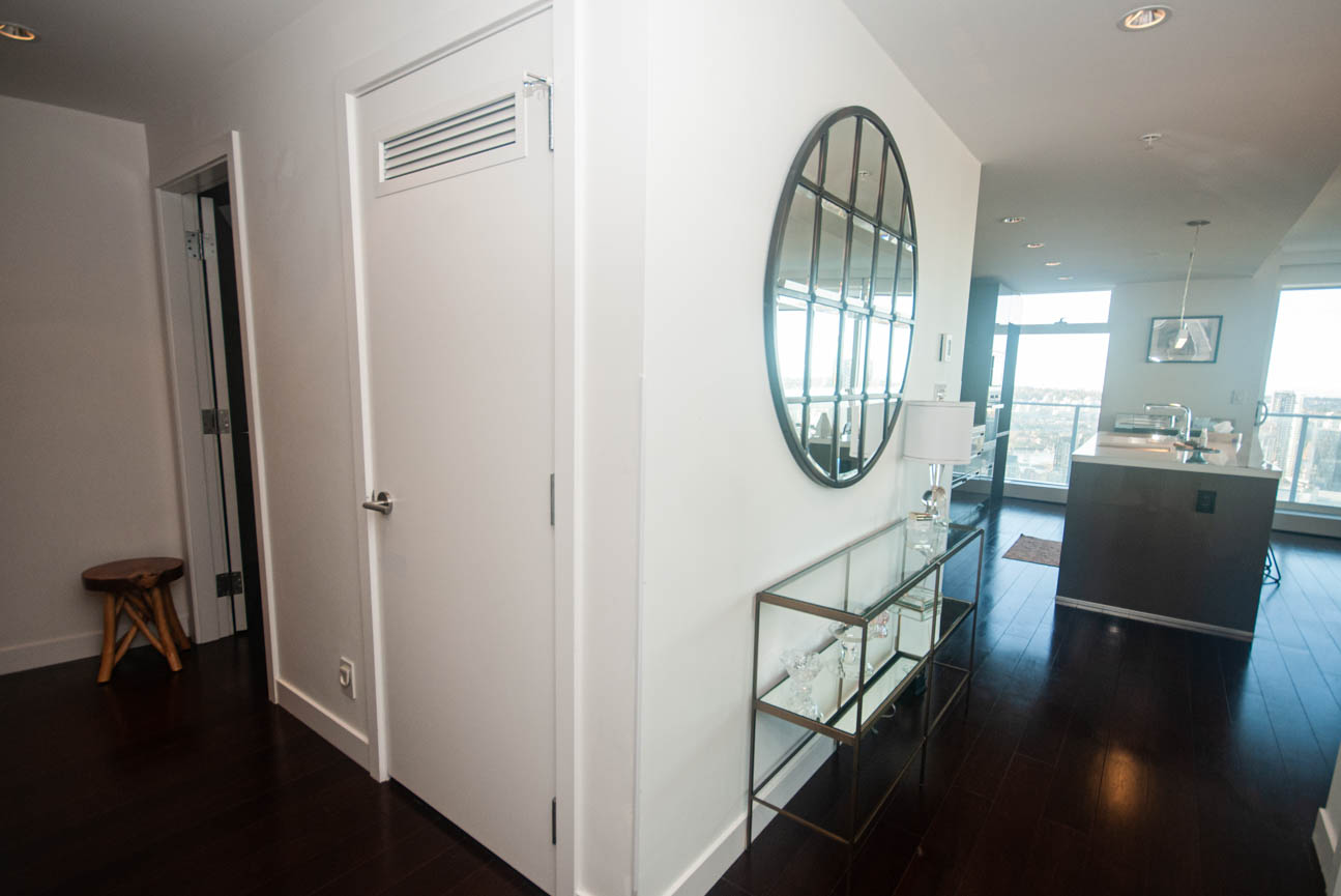 Bright living room with hardwood floors, city view, and modern decor. - 4502 - 777 Richards St, Vancouver Downtown