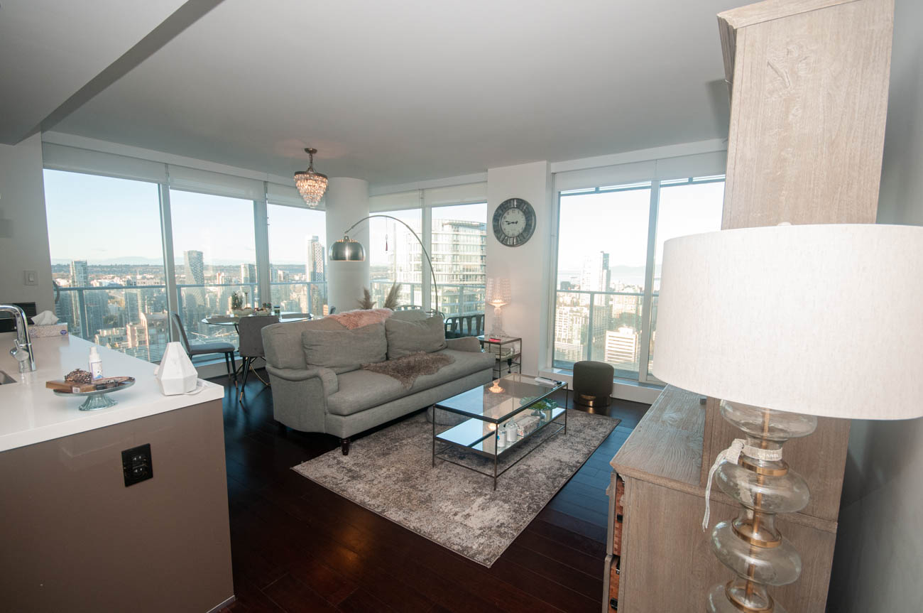 Bright living room with hardwood floors, city view, and modern furnishings. - 4502 - 777 Richards St, Vancouver Downtown