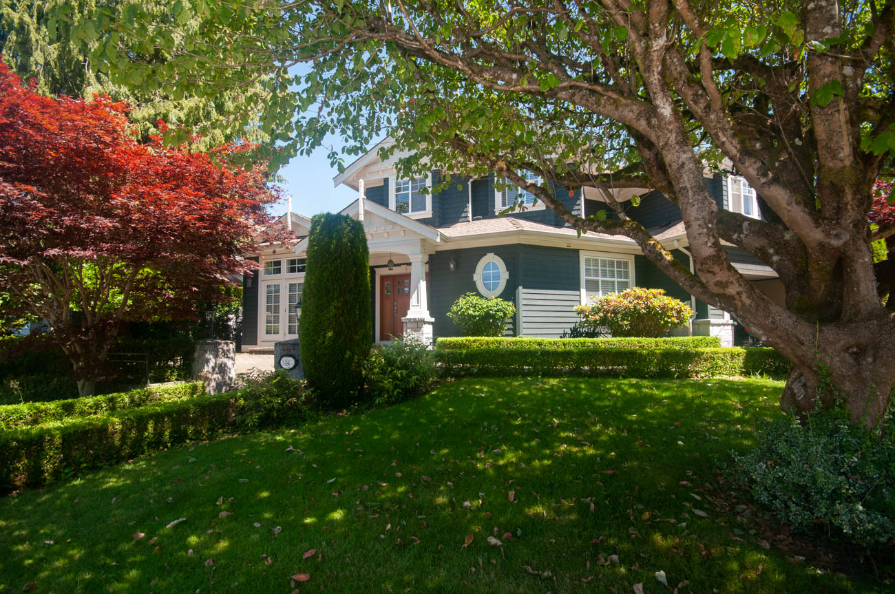 Furnished 5-bedroom + den house with a lush green lawn and vibrant red maple tree. - 3440 Wellington Crescent, North Vancouver