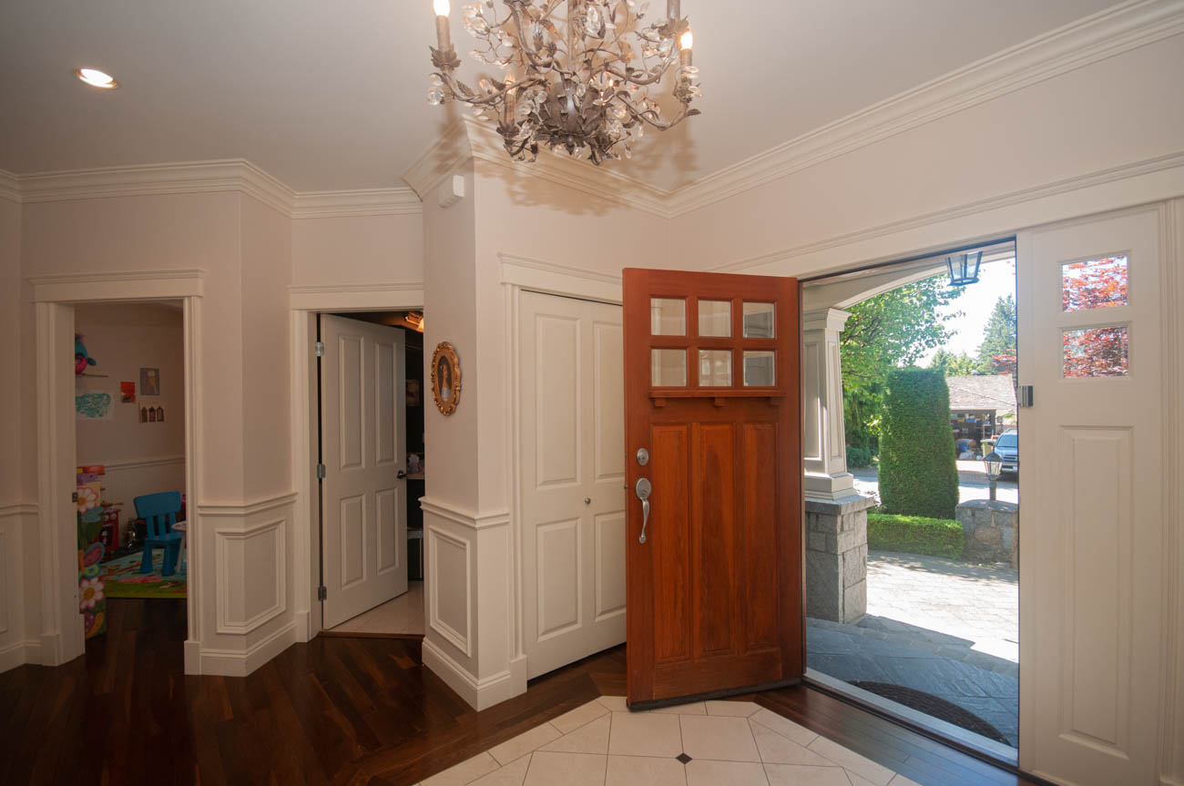 Foyer with hardwood floors, chandelier, and view to the garden. - 3440 Wellington Crescent, North Vancouver