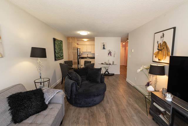 Bright living room with hardwood floors and modern decor. - 306 - 212 Forbes Ave, North Vancouver