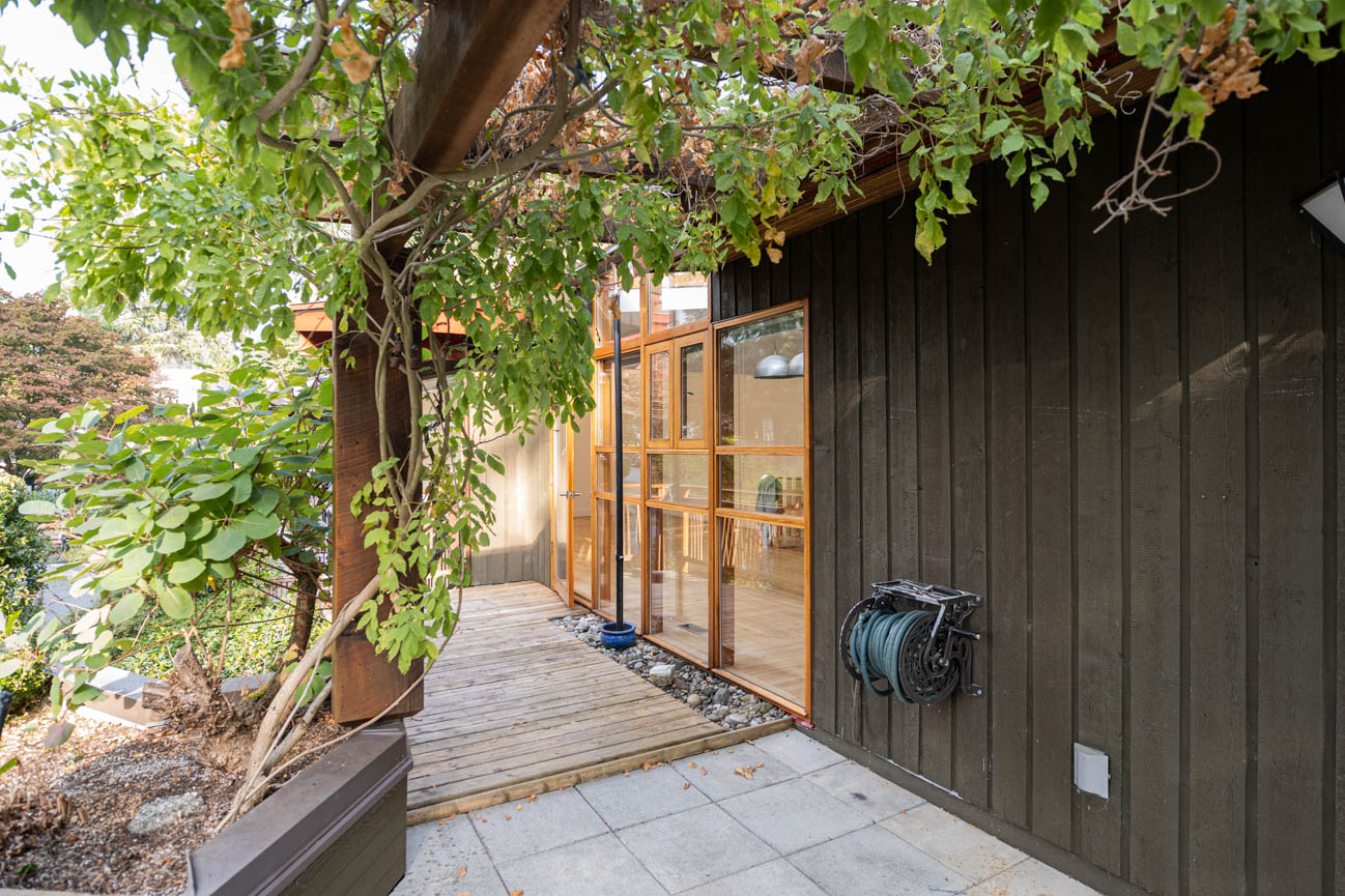 Furnished living room with large windows and wooden deck. - Upper - 3248 Robinson Road, North Vancouver