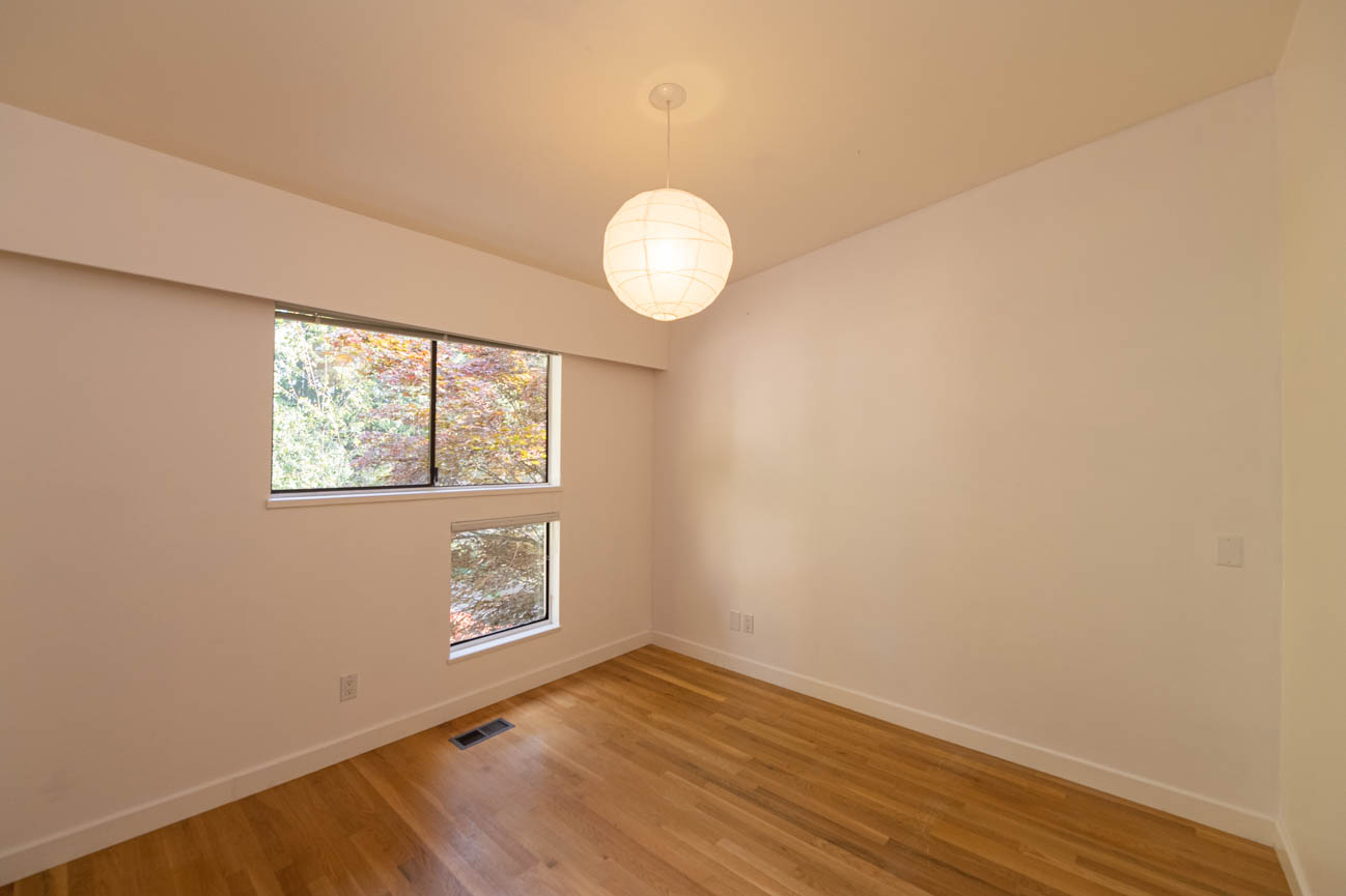 Bright living room with hardwood floors and a spherical pendant light. - Upper - 3248 Robinson Road, North Vancouver