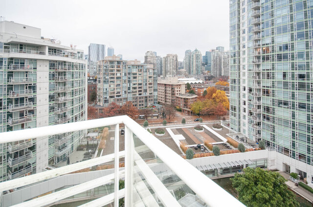 Spacious 1-bedroom + den condo with stunning city view and modern balcony. - 1605 - 1199 Marinaside Crescent, Vancouver Downtown